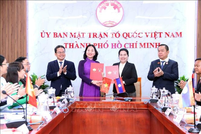 9月30日,越南祖国阵线胡志明市委员会与老挝建国阵线万象委员会、老挝建国阵线占巴塞省委员会在胡志明市签署了2025年至2030年阶段合作谅解备忘录。图自越通社 vna-potal-tp-ho-chi-minh-va-cac-dia-phuong-cua-lao-phoi-hop-cong-tac-mat-tran-stand-1.jpg