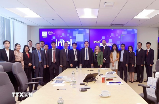 越南财政部代表团与英特尔(Intel)代表合影。图自越通社 hop-tac-ban-dan-viet-nam-hoa-ky-2.jpg