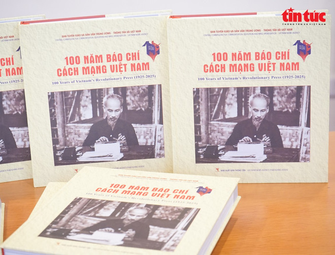 《越南革命新闻100年(1925-2025)》画册。图自越通社 ttt-2.jpg