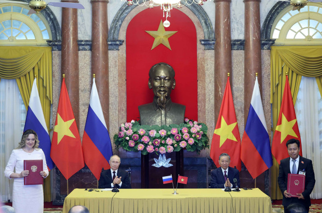 2024年6月20日,会谈结束后,苏林和普京见证了两国各部委和行业之间关于教育培训、交通、司法、海关、财政、科技等领域的合作文件的移交仪式。图自越通社 vna-potal-chu-tich-nuoc-to-lam-va-tong-thong-vladimir-putin-chung-kien-trao-cac-van-kien-hop-tac-viet-nga-7440432.jpg
