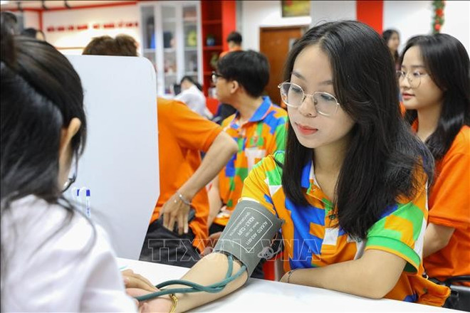 “红色之旅” 无偿献血活动吸引多人参加。图自越通社 l-hanh-trinh-do-lan-thu-8-nam-2025-stand.jpg