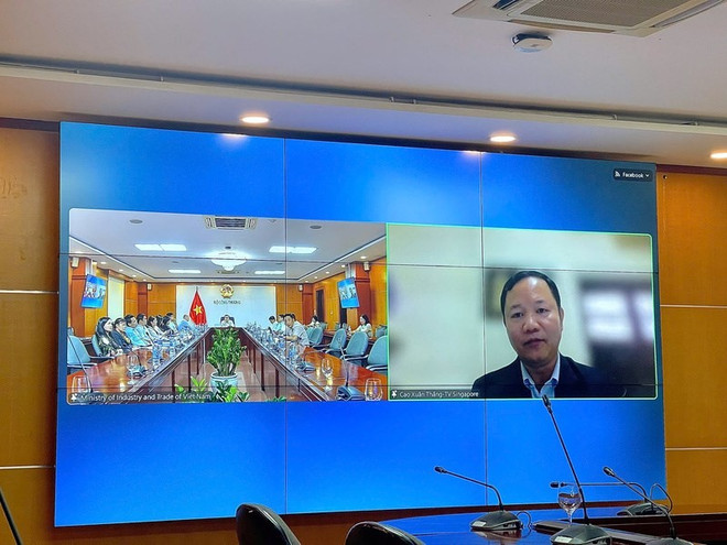越南驻新加坡商务参赞高春胜通过视频发表讲话。图自越通社 cao-xua-n-tha-ng-20250930180521.jpg
