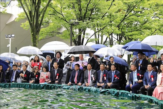 越南代表和日本许多嘉宾欣赏越南传统水上木偶戏。图自越通社 uuidee4e3ab5-3739-4f57-9ae4-61140950a180code001library1type1mode1loctruecaptrue.jpg