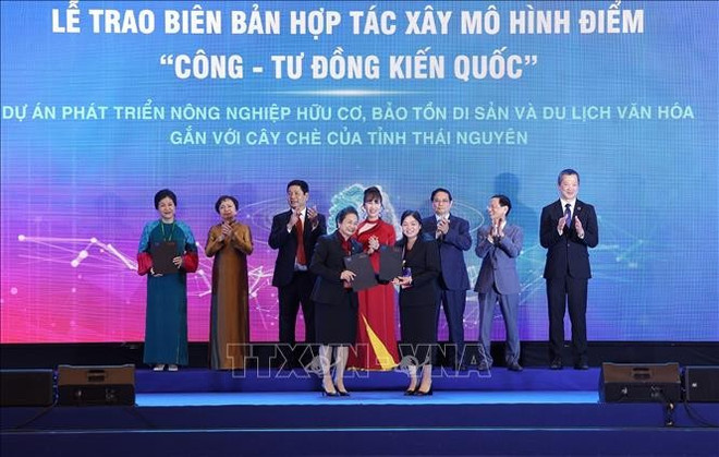 2025~2026年 “公私共建国家”模式试点项目签署仪式。图自越通社 le-ky.jpg