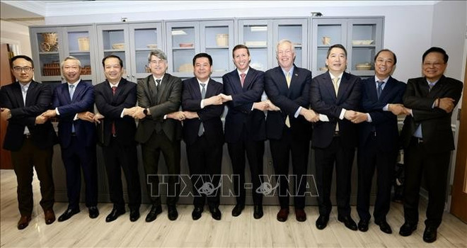 越南工贸部长阮鸿延和华平投资集团董事长兼美国-东盟商务理事会(USABC)主席杰弗里·珀尔曼以及代表们合影。图自越通社 bo-truong-100625-2.jpg