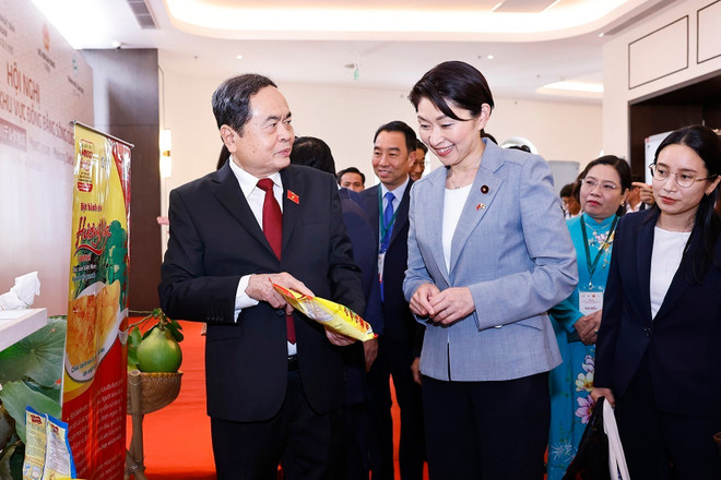 越南国会主席陈青敏和日越友好议员联盟主席小渕优子参观“日本-九龙江三角洲地区”投资促进会的展位。图自越通社 vna-potal-chu-tich-quoc-hoi-du-phien-khai-mac-xuc-tien-dau-tu-gap-go-nhat-ban-khu-vuc-dong-bang-song-cuu-long-8198601.jpg