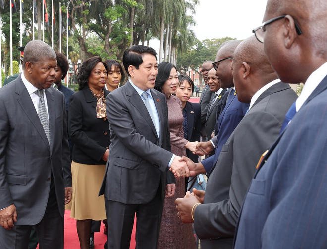 越南国家主席梁强一行送行仪式。图自越通社 vna-potal-le-tien-chu-tich-nuoc-luong-cuong-va-phu-nhan-tham-cap-nha-nuoc-angola-8199275.jpg