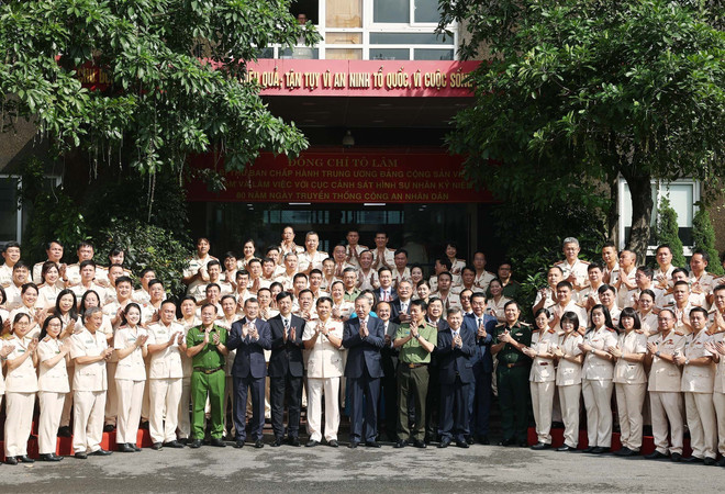 越共中央总书记苏林和各位代表合影。图自越通社 vna-potal-tong-bi-thu-to-lam-tham-lam-viec-voi-cuc-canh-sat-hinh-su-bo-cong-an-8198717.jpg