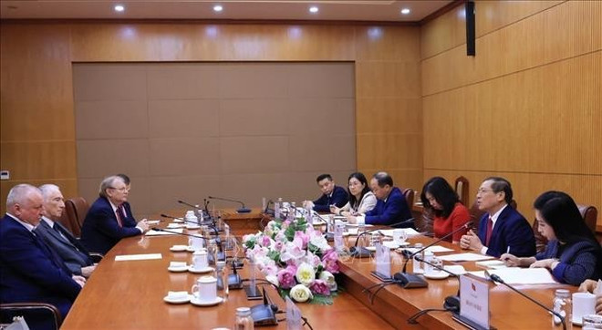越共中央委员,中央宣教与民运部常务副部长赖春门和匈牙利社会党主席科姆亚蒂·伊姆莱(Komjáthi Imre)举行会谈。图自越通社 hungary-040625-2.jpg