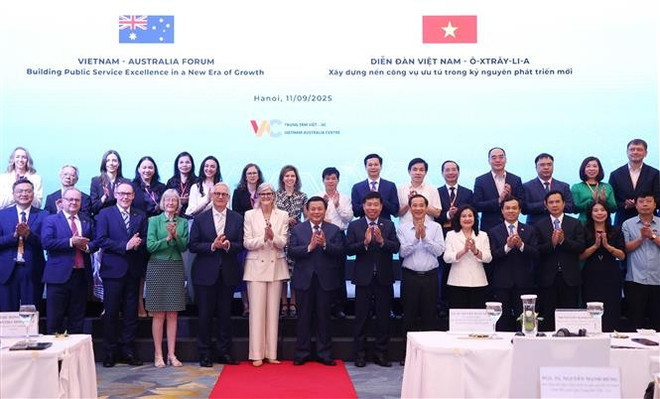 澳大利亚总督萨曼莎·莫斯廷和越共中央政治局委员、胡志明国家政治学院院长、中央理论委员会主席阮春胜教授以及两国代表合影。图自越通社 vna-potal-toan-quyen-australia-du-dien-dan-viet-nam-australia-2025-8268759.jpg
