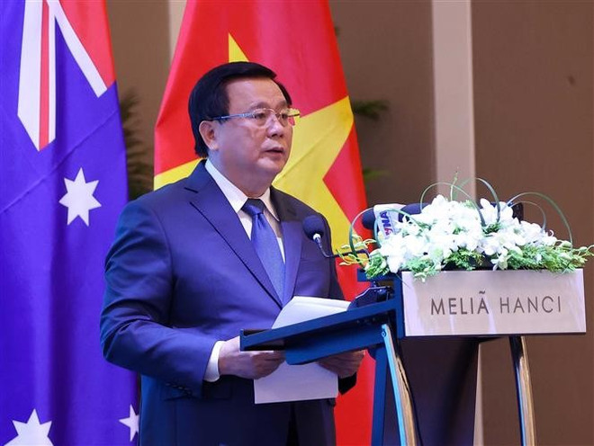 越共中央政治局委员、胡志明国家政治学院院长、中央理论委员会主席阮春胜教授发表讲话。图自越通社 vna-potal-toan-quyen-australia-du-dien-dan-viet-nam-australia-2025-8268766.jpg