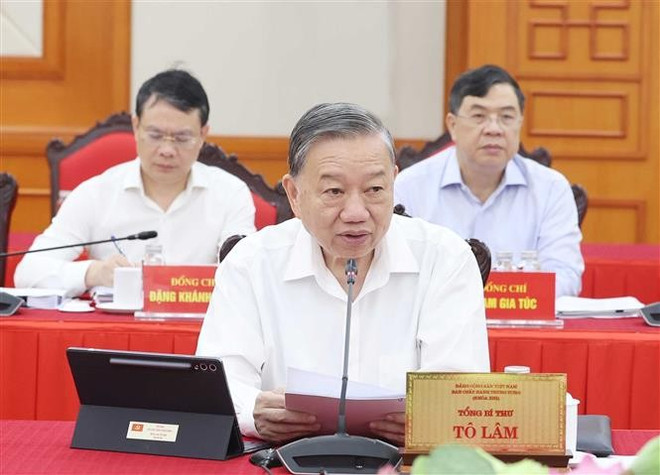 越共中央总书记苏林在会议上发表讲话。图自越通社 vna-potal-tong-bi-thu-to-lam-chu-tri-buoi-lam-viec-cua-bo-chinh-tri-voi-ban-thuong-vu-dang-uy-quoc-hoi-8269142.jpg