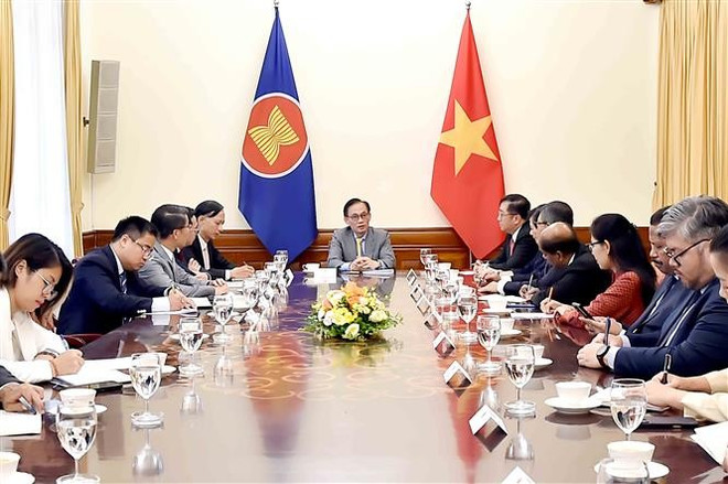 越共中央书记处书记、越南外交部代部长黎怀忠会见东盟各国和东帝汶驻越大使。图自越通社 vna-potal-quyen-bo-truong-ngoai-giao-tiep-dai-su-dai-bien-cac-nuoc-asean-va-timor-leste-8269706.jpg