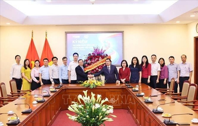 越共中央委员、中央宣教与民运部副部长赖春门率团造访越南通讯社并向越通社全体领导、干部、新闻工作者、编辑、技术人员和其他劳务人员致以热烈祝贺。图自越通社 chuc-mung.jpg