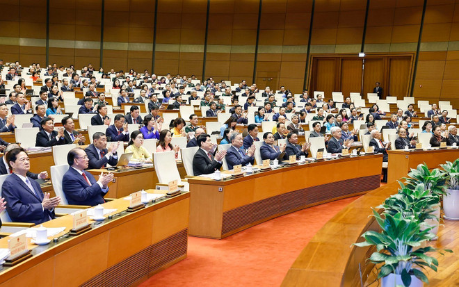 越共中央总书记苏林、国家主席梁强、政府总理范明政、中央书记处常务书记陈锦秀、越南祖国阵线中央委员会主席杜文战等领导人出席开幕式。图自越通社 vna-potal-khai-mac-ky-hop-thu-10-quoc-hoi-khoa-xv-8349119.jpg