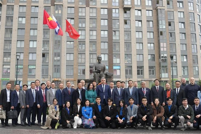 越南政府副总理黎成龙和越南代表团合影。图自越通社 vna-potal-hoat-dong-cua-pho-thu-tuong-le-thanh-long-tai-spief-28-8104595.jpg
