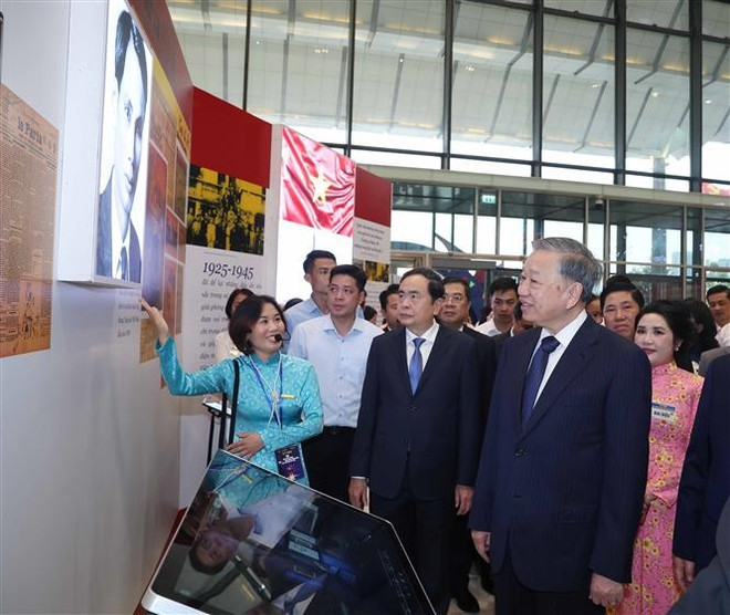 苏林总书记在2025年全国报刊展参观了越南革命新闻日百年传统的图片、资料和历史文物。图自越通社