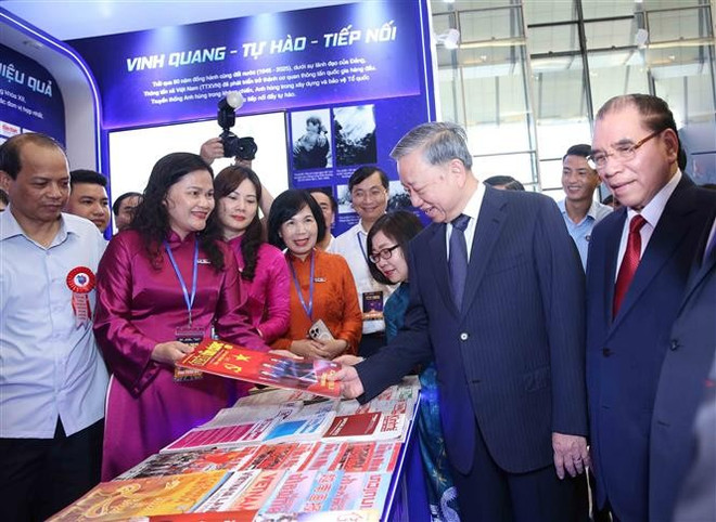 越共中央总书记苏林在2025年全国报刊展参观越通社的展位。图自越通社
