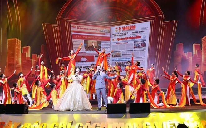 越南革命新闻日100周年纪念大会的艺术表演节目。图自越通社 vna-potal-le-ky-niem-100-nam-ngay-bao-chi-cach-mang-viet-nam-8104766.jpg