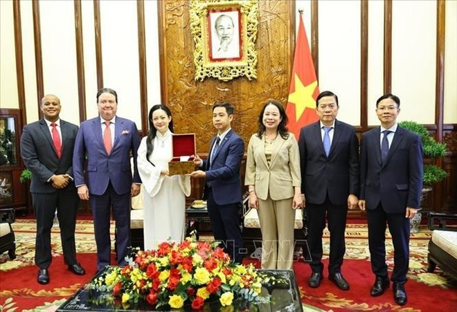 国家副主席武氏映春会见越裔女宇航员阿曼达·阮。图自越通社 pctn2-110725.jpg
