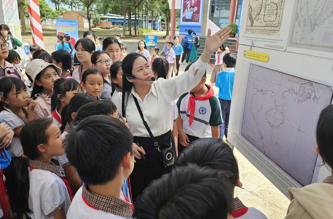“黄沙、长沙归属越南—历史证据与法律依据”流动展览吸引众多学生前来参观。图自越通社 vna-potal-khai-mac-trien-lam-luu-dong-hoang-sa-truong-sa-cua-viet-nam-nhung-bang-chung-lich-su-va-phap-ly-8327559.jpg