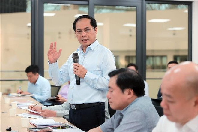越南政府副总理裴青山发表讲话。图自越通社 vna-potal-pho-thu-tuong-bui-thanh-son-nghe-bao-cao-va-chi-dao-tien-do-hoi-cho-mua-thu-2025-8325753.jpg