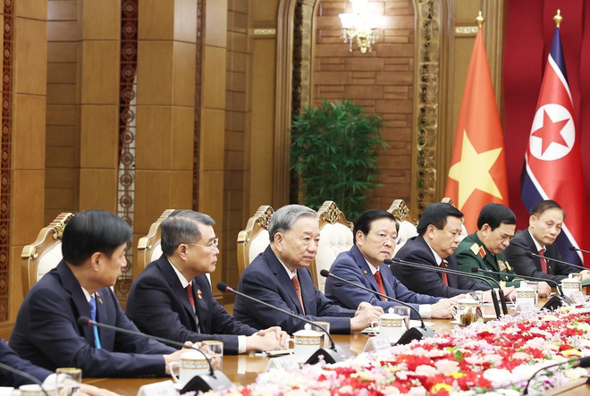 越共中央总书记苏林和越南高级代表团。图自越通社 vna-potal-tong-bi-thu-to-lam-hoi-dam-voi-tong-bi-thu-chu-tich-quoc-vu-chdcnd-trieu-tien-kim-jong-un-8327353.jpg