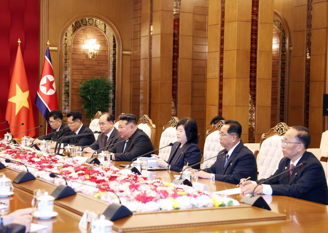 越共中央总书记苏林与朝鲜劳动党总书记、国务委员长金正恩举行会谈。图自越通社 vna-potal-tong-bi-thu-to-lam-hoi-dam-voi-tong-bi-thu-chu-tich-quoc-vu-chdcnd-trieu-tien-kim-jong-un-8327358.jpg