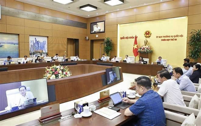 会议场景。图自越通社 vna-potal-ubtv-quoc-hoi-cho-y-kien-ve-luat-gia-va-mot-so-luat-8326668-1.jpg