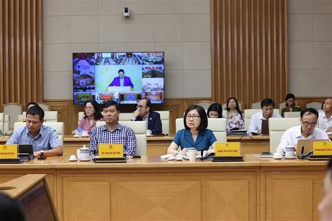越通社副社长段氏雪绒(右二)出席会议。图自越通社 vna-potal-thu-tuong-chu-tri-hoi-nghi-trien-khai-chuong-trinh-muc-tieu-quoc-gia-phong-chong-ma-tuy-den-nam-2030-8326527.jpg