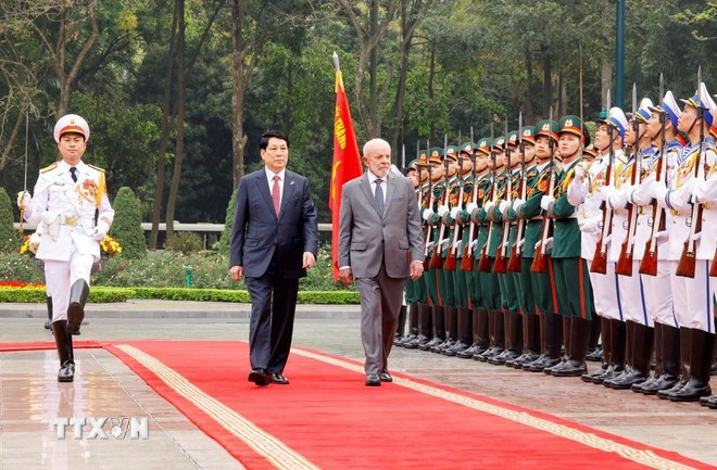 越南国家主席梁强和巴西总统路易斯·伊纳西奥·卢拉·达席尔瓦检阅仪仗队。图自越通社 tuyen-bo-chung-viet-nam-brazil-2903-1.jpg