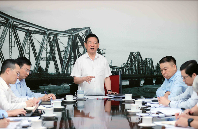 越南政府副总理胡德福在会议上发表讲话。图自越通社 vna-potal-pho-thu-tuong-ho-duc-phoc-chu-tri-hop-ve-dieu-hanh-chinh-sach-tien-te-quan-ly-thi-truong-vang-8278413.jpg