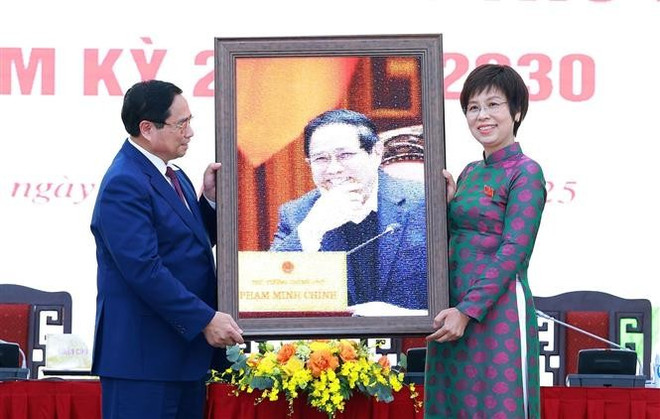 越通社党委书记、社长武越庄向政府总理范明政赠送纪念品。图自越通社 vna-potal-thu-tuong-du-dai-hoi-dang-bo-thong-tan-xa-viet-nam-lan-thu-27-nhiem-ky-2025-2030-8154092-1.jpg