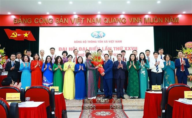 越南政府总理范明政向越通社领导集体赠送鲜花。图自越通社 vna-potal-thu-tuong-du-dai-hoi-dang-bo-thong-tan-xa-viet-nam-lan-thu-27-nhiem-ky-2025-2030-8153965.jpg