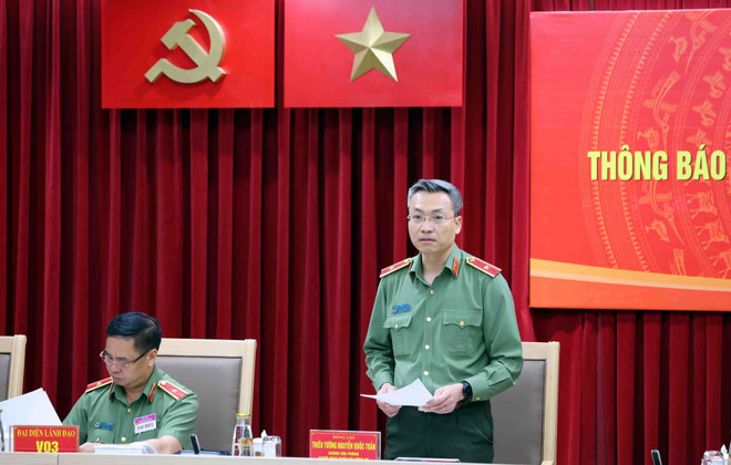 公安部发言人阮国瓒少将发表讲话。图自越通社 vna-potal-bo-cong-an-thong-bao-tinh-hinh-cong-tac-6-thang-dau-nam-2025-8135920.jpg