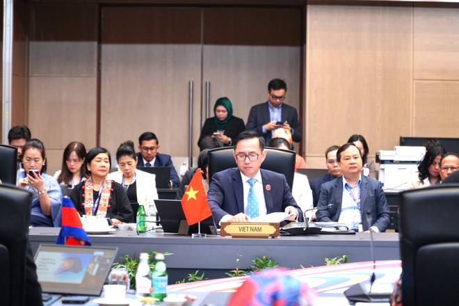 越南驻东盟临时代办陈德平大使以东盟高官会越南代表团代代理团长的身份率团出席会议。图自越通社 vna-potal-khai-mac-hoi-nghi-quan-chuc-cap-cao-asean-8134749.jpg