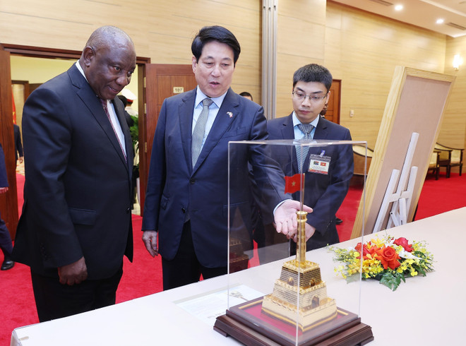 越南国家主席梁强向南非总统赠送纪念品。图自越通社 vna-potal-chu-tich-nuoc-chieu-dai-chao-mung-tong-thong-nam-phi-tham-cap-nha-nuoc-den-viet-nam-8358155.jpg