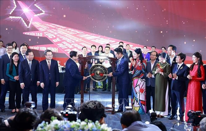 越南政府总理范明政在2025年越南民营经济论坛(VPSF)上敲锣,开启新的发展阶段。图自越通社 pmc.jpg