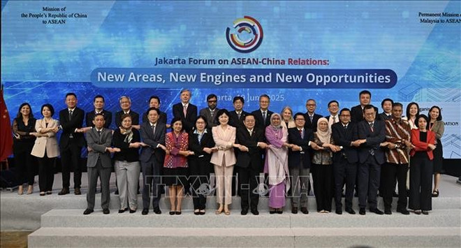 与会代表合影。图自越通社 asean-trung-quoc1.jpg
