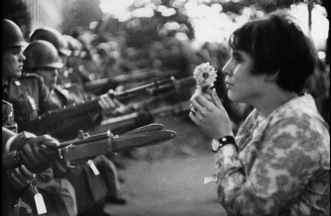 法国摄影师马克·吕布的作品。图自越通社 marc-riboud-0603-2.jpg