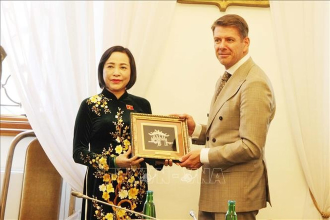 国会副主席阮氏清向捷克众议院副议长扬·斯科佩切克赠送纪念品。图自越通社 nguyenthi-thanh-2.jpg