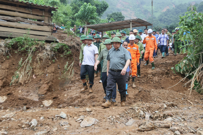 8月3日,越南政府总理范明政到奠边省看望慰问遭受暴雨、洪水和山体滑坡等灾害的民众。图自VGP img8504-1754220167153752006039-17544171292131516420541-1754432282219-1754432283264259039253.jpg