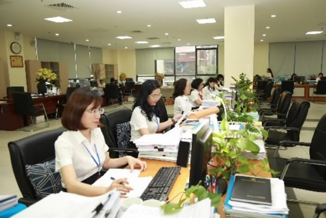 为确保国庆节前顺利完成全民礼品发放工作,越南国家金库8月29日紧急下发通知,调整国庆期间银行系统运营时间及相关业务安排。图自越通社 kho-bac-nn.jpg