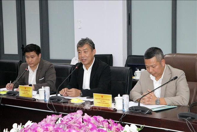 日本WAGO株式会社总裁木内宏和(Kiuchi Hirokazu)发表讲话。图自越通社 lanh-dao-tinh-vinh-long-lam-viec-voi-tap-doan-wago-nhat-ban-stand.jpg