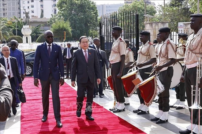 塞内加尔国民议会议长马利克·恩迪亚耶(Malick Ndiaye)在停车处迎接越南国会主席陈青敏。图自越通社 uuid54aee201-82a2-48ec-bc30-d2eec38b0d34code001library1type1mode1loctruecaptrue.jpg