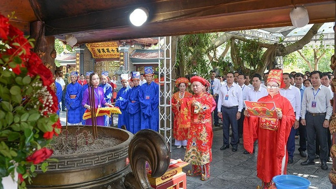 各位代表和来宾在宝河寺敬香。图自nhandan.vn image-1.jpg