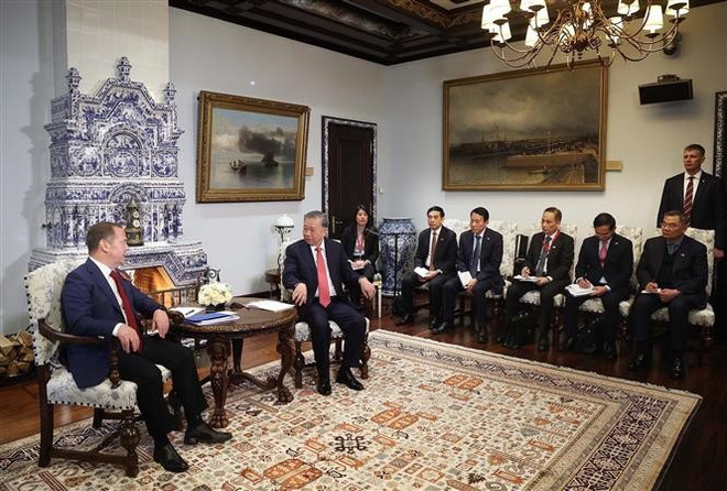 越共中央总书记苏林会见俄罗斯统一俄罗斯党主席德米特里·梅德韦杰夫。图自越通社 vna-potal-tong-bi-thu-to-lam-hoi-kien-voi-chu-tich-dang-nuoc-nga-thong-nhat-dmitry-medvedev-8023361.jpg