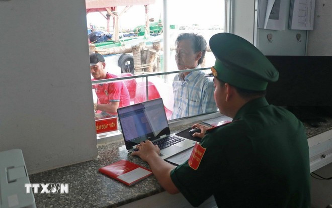 职能力量在渔船管理工作中加强科技应用。图自越通社 the-vang-iuu-8307462.jpg