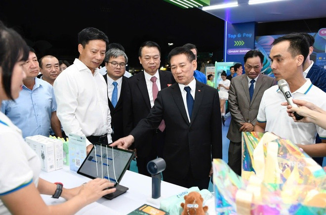 越南政府副总理胡德福参观展览。图自VGP z713069547085713163d1600a983fa227f991f7efc8f28-1760791486081700677328.jpg