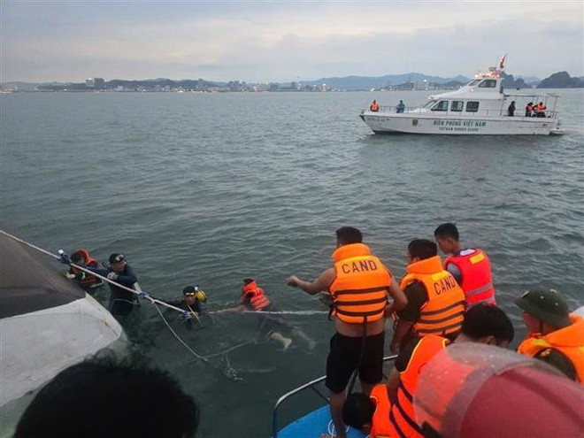 截至18时,搜救力量成功救起2人,使获救总人数增至12人(含游客和船员)。图自越通社 vna-potal-thong-tin-ban-dau-vu-dam-tau-du-lich-tren-vinh-ha-long-8158649.jpg